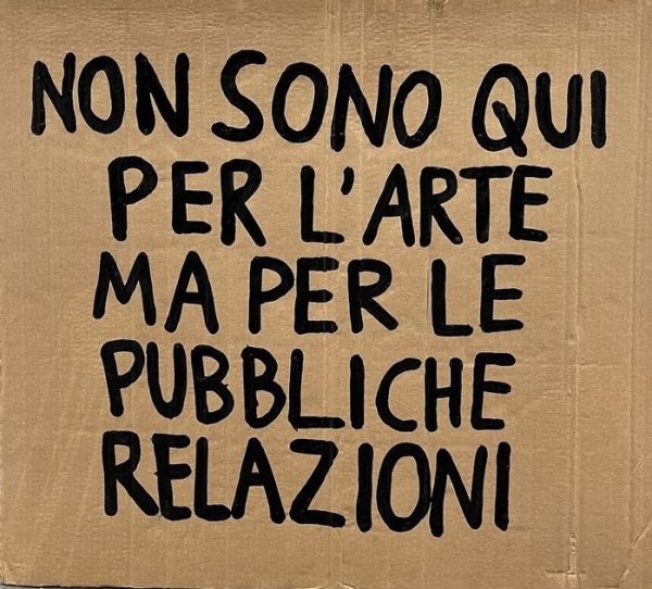 Non sono qui per l'arte ma per le pubbliche relazioni <br><h5> Giulio Alvigini </h5>